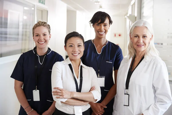 Portret Van Vrouwelijke Medische Team Staande Hospital Corridor — Stockfoto