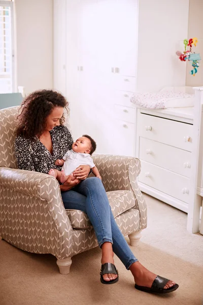 Mãe Amorosa Sentada Cadeira Abraçando Bebê Filho Berçário Casa — Fotografia de Stock