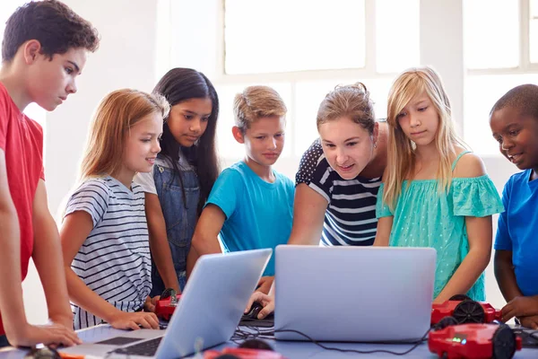 Gruppe Von Schülern Der Computercodierungsklasse Nach Der Schule Lernt Roboterfahrzeug — Stockfoto