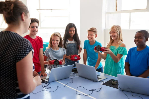 Skupina Studentů Počítači Škole Kódování Vyučování Programového Robota Vozidlo — Stock fotografie