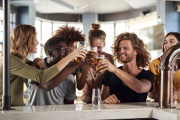 Grupo Amigos Masculinos Femeninos Que Celebran Mientras Ven Partido Pantalla — Foto de Stock