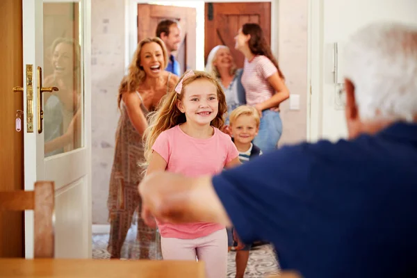 Multi Generation Familj Med Barnbarn Som Besöker Morföräldrar Hemma — Stockfoto