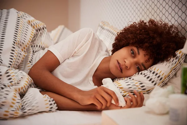 Bin Yıllık Afro Amerikan Kadın Kamera Bakarak Yatakta Hasta Yatan — Stok fotoğraf