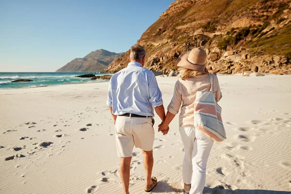 Senior Vita Paret Går Strand Håller Händer Back View Tre — Stockfoto