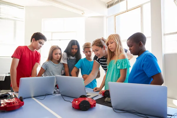 Skupina Studentů Počítači Škole Kódování Vyučování Programového Robota Vozidlo — Stock fotografie