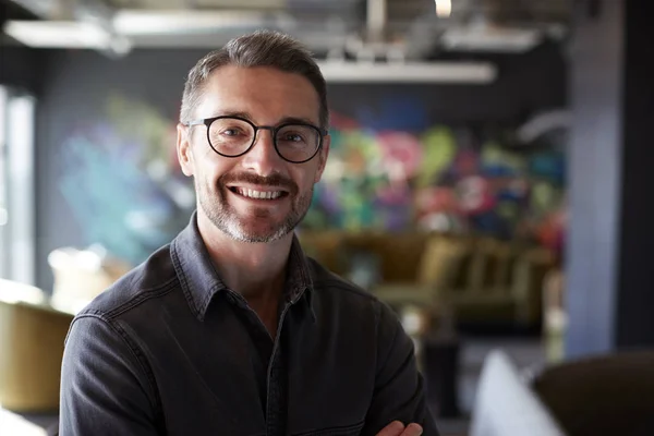 Hombre Blanco Mediana Edad Creativo Salón Oficina Informal Mirando Cámara — Foto de Stock