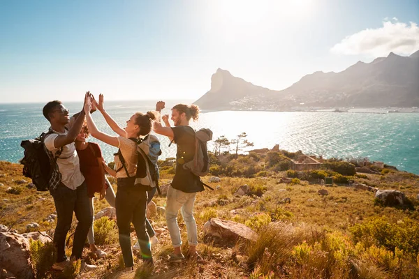 Unga Vuxna Vänner Vandring Fira Att Ett Toppmöte Nära Kusten — Stockfoto