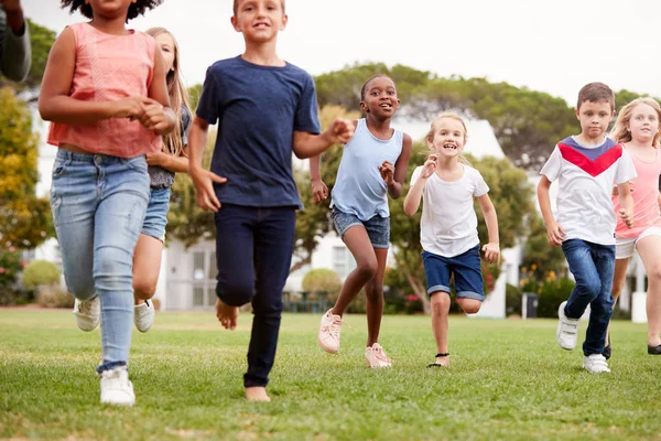 Eccitato Scuola Elementare Alunni Esecuzione Attraverso Campo Pausa — Foto Stock