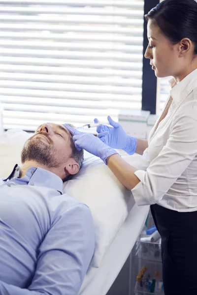 Female Beautician Giving Mature Male Patient Botox Injection Forehead — Stock Photo, Image