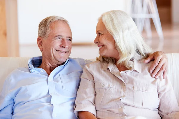 Senior Wit Koppel Ontspannen Thuis Kijkend Naar Elkaar Glimlachend Vooraanzicht — Stockfoto