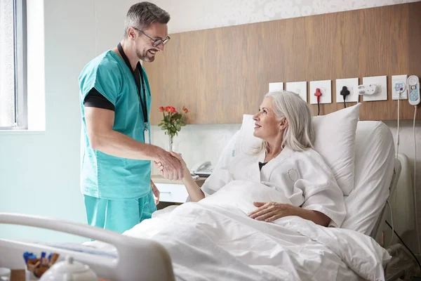 Chirurg Besucht Reife Patientin Krankenhausbett Und Schüttelt Ihr Die Hand — Stockfoto