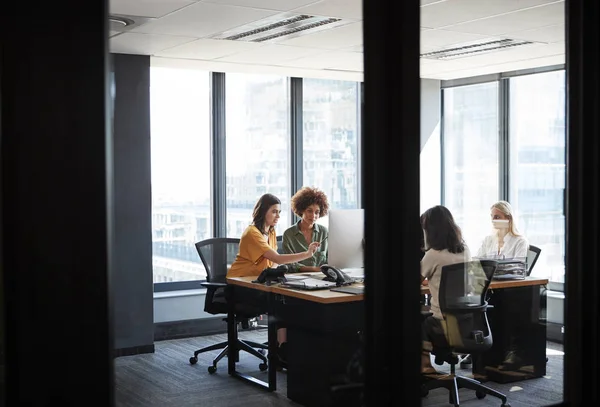 Cuatro Compañeras Creativas Ocupadas Trabajando Una Oficina Vistas Través Una —  Fotos de Stock