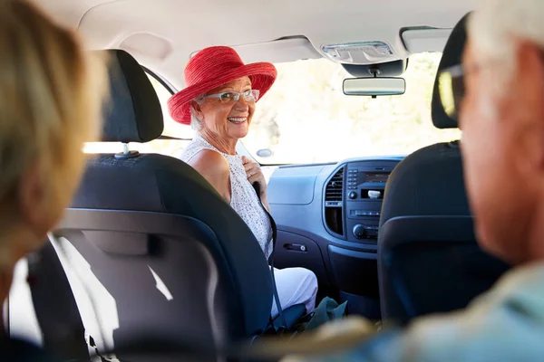 Grupo Amigos Mayores Sentados Coche Que Conduce Las Vacaciones — Foto de Stock