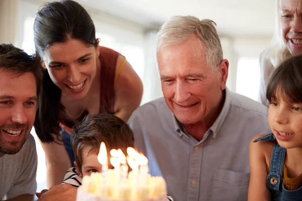 케이크와 촛불로 생일을 축하하는 남성과 가족이 가까이 — 스톡 사진