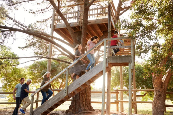 Mehrgenerationenfamilie Klettert Outdoor Holzplattform Zum Baumhaus Garten — Stockfoto
