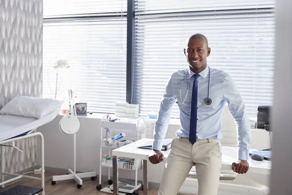 Porträt Eines Lächelnden Arztes Mit Stethoskop Schreibtisch Büro — Stockfoto