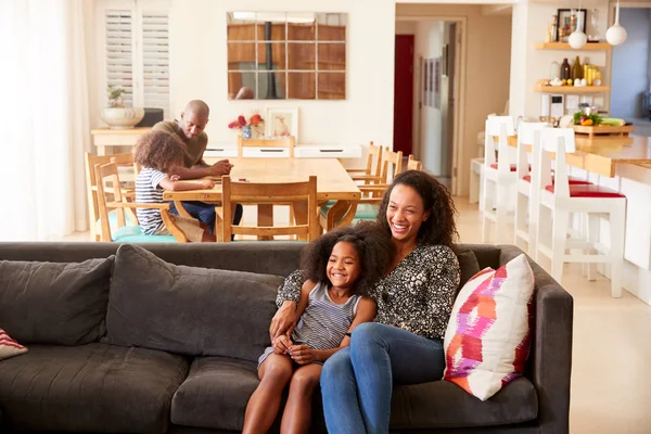 Madre Hija Sentadas Sofá Casa Viendo Películas Juntos Televisión — Foto de Stock