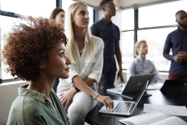 Närbild Kreativa Affärskollegor Som Lyssnar Informell Presentation Ett Mötesrum — Stockfoto