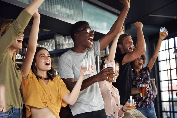 Gruppe Männlicher Und Weiblicher Freunde Feiert Während Sie Das Spiel — Stockfoto