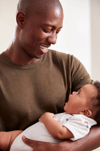 Orgoglioso Padre Coccole Bambino Figlio Nella Scuola Materna Casa — Foto Stock