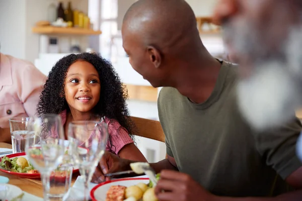 Famille Multi Génération Assis Autour Table Maison Profiter Des Repas — Photo