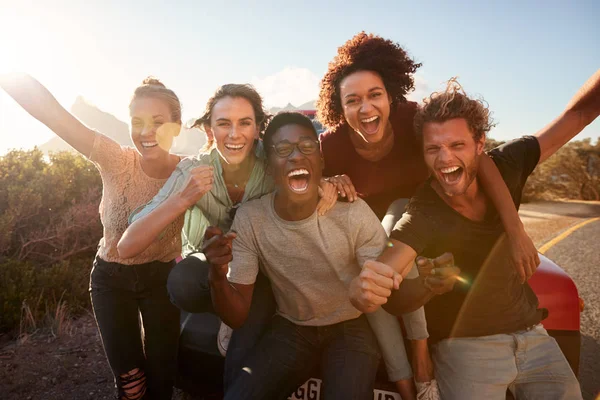 Fünf Millennial Freunde Auf Roadtrip Machen Pause Lehnen Sich Ans — Stockfoto