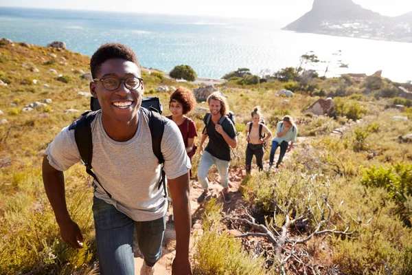 Millennial African American Man Leading Friends Walking Single File Bergauf — Stockfoto