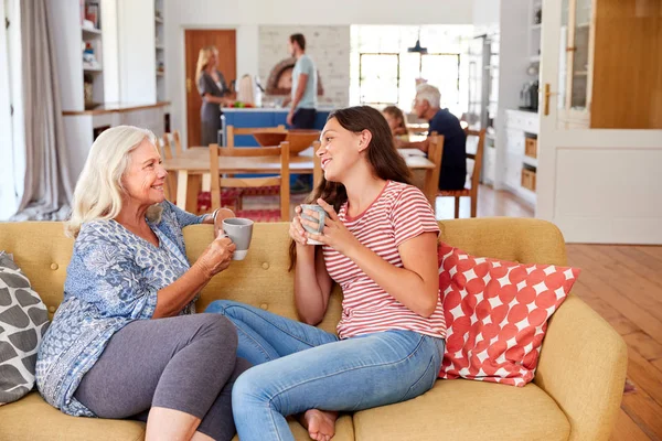 Abuela Con Nieta Adolescente Relajarse Sofá Hablar Casa — Foto de Stock