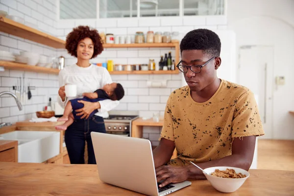 Multi Tarefa Mãe Segurando Filho Bebê Fazendo Bebida Quente Como — Fotografia de Stock