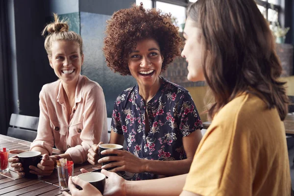 Drie Jonge Vrouwelijke Vrienden Vergadering Zitten Aan Tafel Koffie Shop — Stockfoto