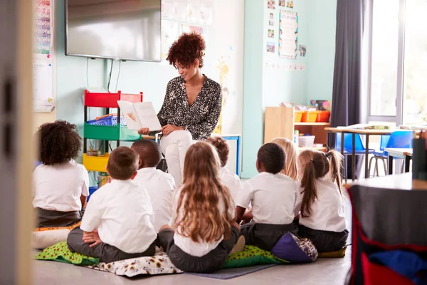 Profesora Leyendo Historia Grupo Alumnos Primaria Con Uniforme Aula Escuela — Foto de Stock