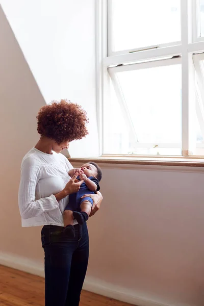 Liefdevolle Moeder Houden Slapende Pasgeboren Baby Door Window Home Loft — Stockfoto