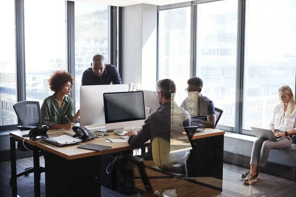 Jeune Équipe Créative Travaillant Ensemble Sur Des Ordinateurs Dans Bureau — Photo