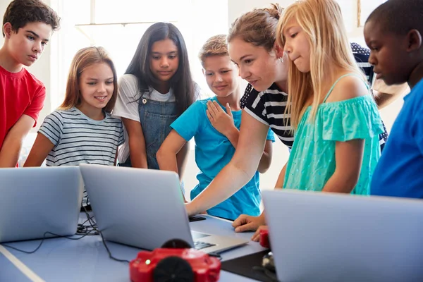 Gruppe Von Schülern Der Computercodierungsklasse Nach Der Schule Lernt Roboterfahrzeug — Stockfoto