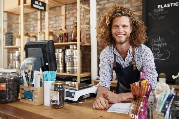 Porträtt Manliga Ägare Hållbar Plast Gratis Livsmedelsbutik Bakom Sales Desk — Stockfoto