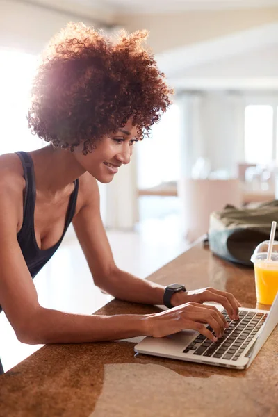 Duizendjarige Afro Amerikaanse Vrouw Met Behulp Van Laptop Fitnessgegevens Controleren — Stockfoto