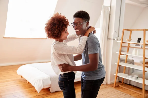 Casal Divertindo Nova Casa Dançando Juntos — Fotografia de Stock