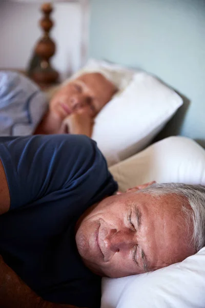 Senior Fehér Pár Alszik Ágyban Közelről Függőlegesen — Stock Fotó