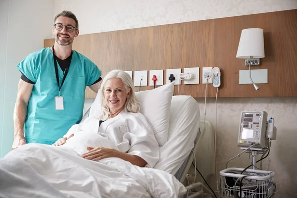 Porträt Eines Chirurgen Der Eine Reife Patientin Krankenhausbett Besucht — Stockfoto