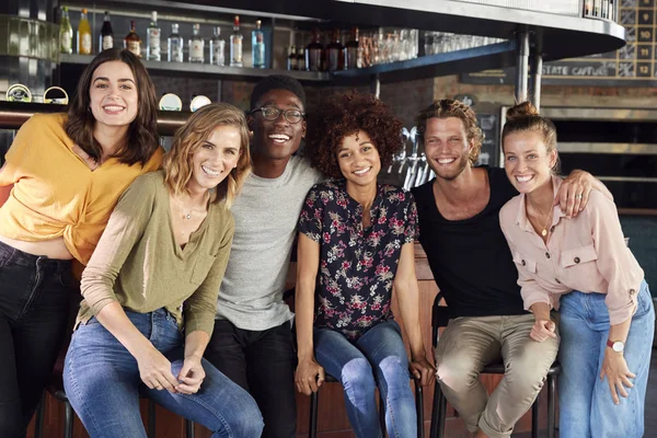 Retrato Amigos Masculinos Femeninos Sentados Junto Mostrador Bar Deportivo — Foto de Stock