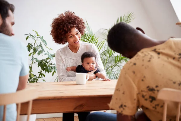 Família Com Reunião Bebê Conversando Torno Mesa Data Jogo Casa — Fotografia de Stock