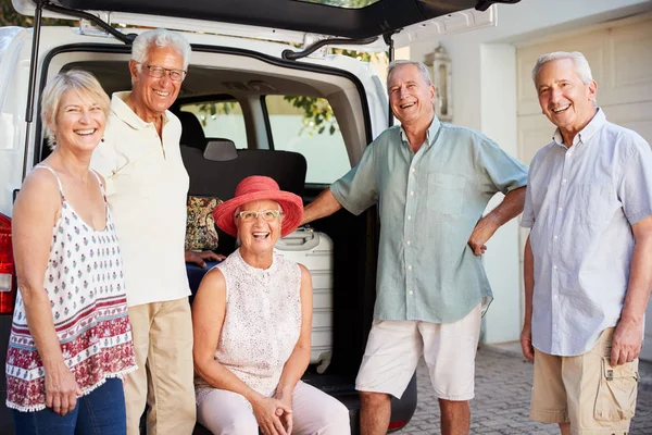 Portret Van Senior Vrienden Laden Van Bagage Kofferbak Van Auto — Stockfoto