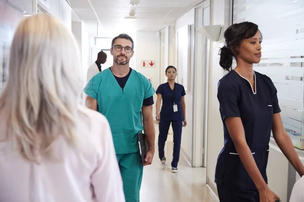 Drukke Ziekenhuis Corridor Met Medisch Personeel Patiënten — Stockfoto