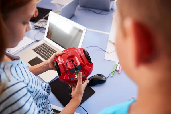 放課後の2人の学生がロボット車両をプログラムするコンピュータコーディング教室を学習 — ストック写真