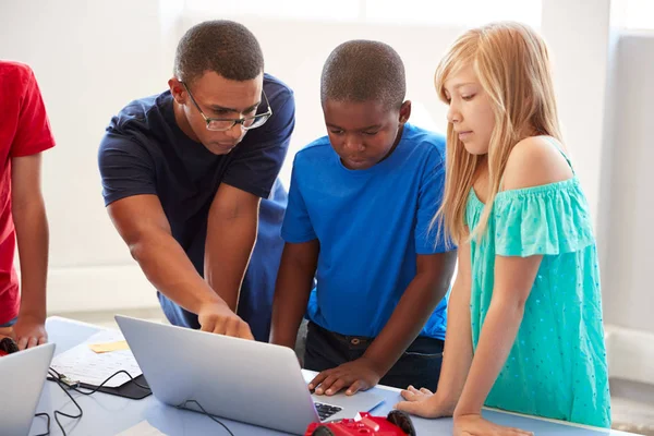 Skupina Studentů Počítači Škole Kódování Vyučování Programového Robota Vozidlo — Stock fotografie