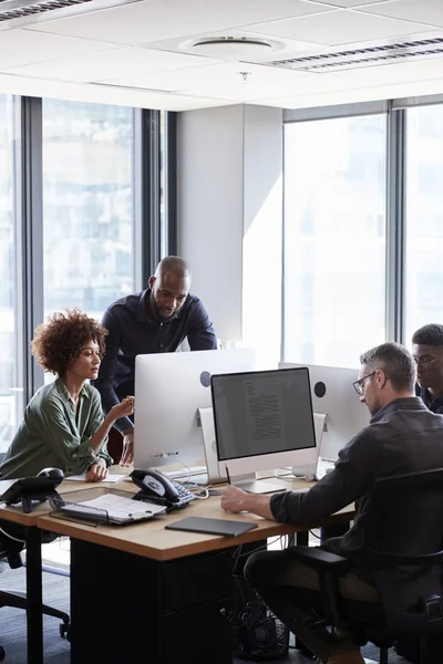 Jonge Creatieve Professionals Die Samenwerken Computers Een Casual Kantoor Verticaal — Stockfoto