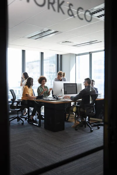 Creative Business Team Arbetar Ett Tillfälligt Kontor Sedd Genom Glasvägg — Stockfoto