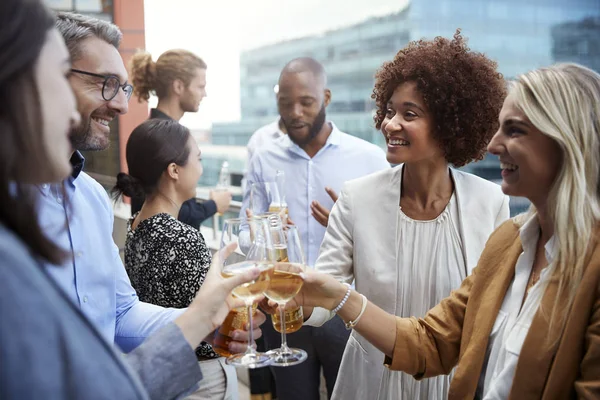 Socializar Colegas Oficina Levantando Vasos Haciendo Brindis Con Bebidas Después — Foto de Stock