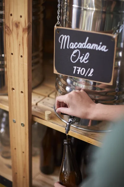 Contenedor Llenado Hombre Con Aceite Macadamia Una Tienda Comestibles Libre —  Fotos de Stock