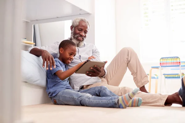 Großvater Sitzt Mit Enkel Kinderzimmer Und Nutzt Gemeinsam Digitales Tablet — Stockfoto